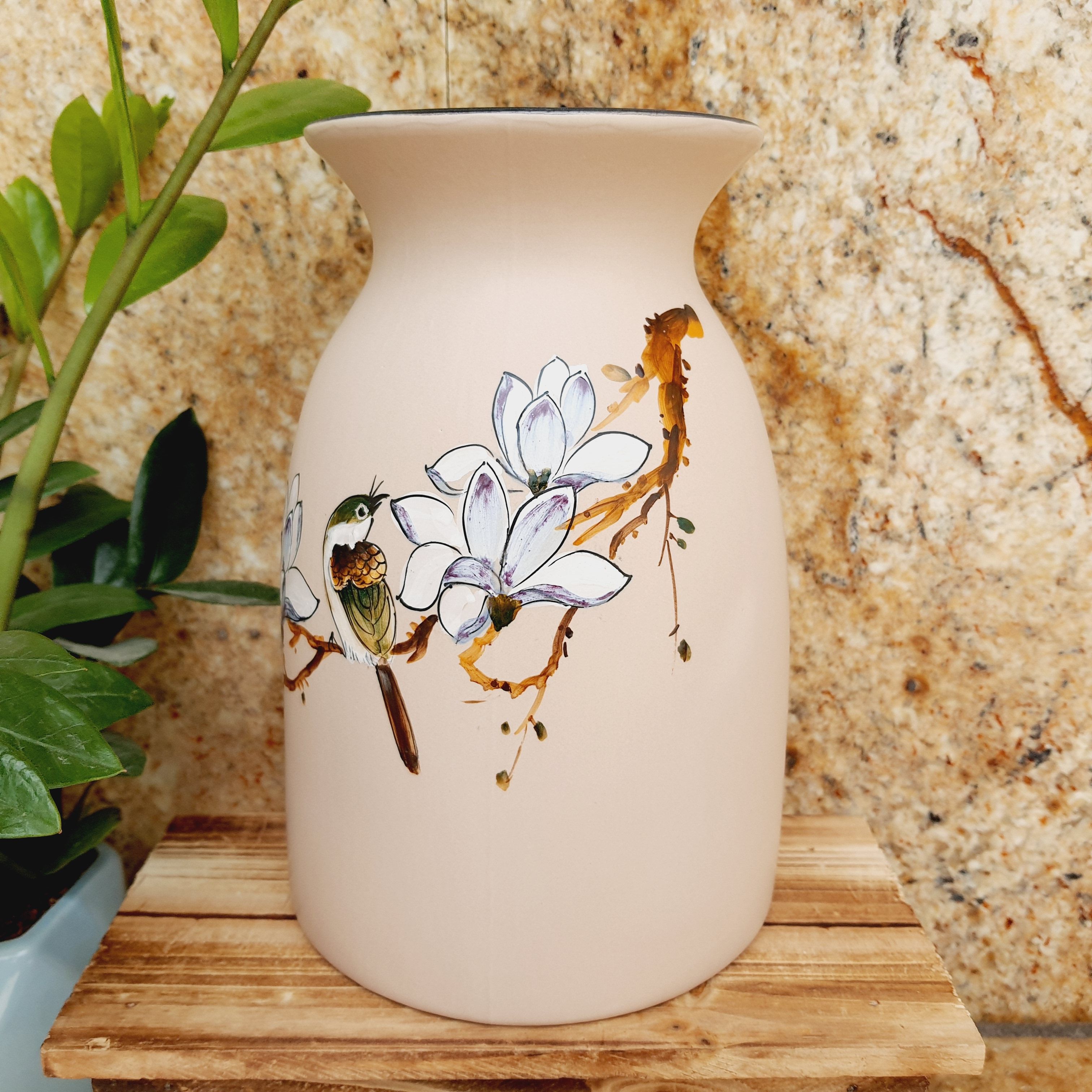 Bạn thích hoa và muốn vẽ lọ hoa đơn giản để trang trí cho nhà cửa? Hãy xem ngay hình ảnh liên quan đến từ khóa này để được học cách vẽ lọ hoa đơn giản nhưng rất tinh tế và sang trọng. Chắc chắn bạn sẽ thích mê!