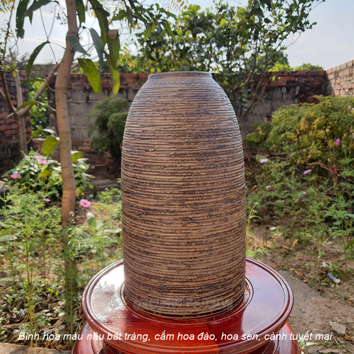 Bình hoa màu nâu bát tràng, cắm hoa đào, hoa sen, cành tuyết mai